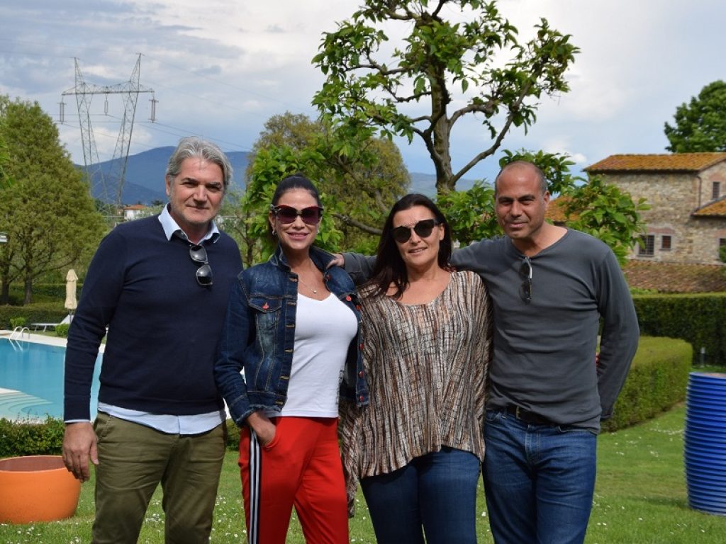 Demetra Hampton e il futuro marito, l’imprenditore Paolo Filippucci, si sono concessi una romantica vacanza in Toscana: luna di miele anticipata per la coppia