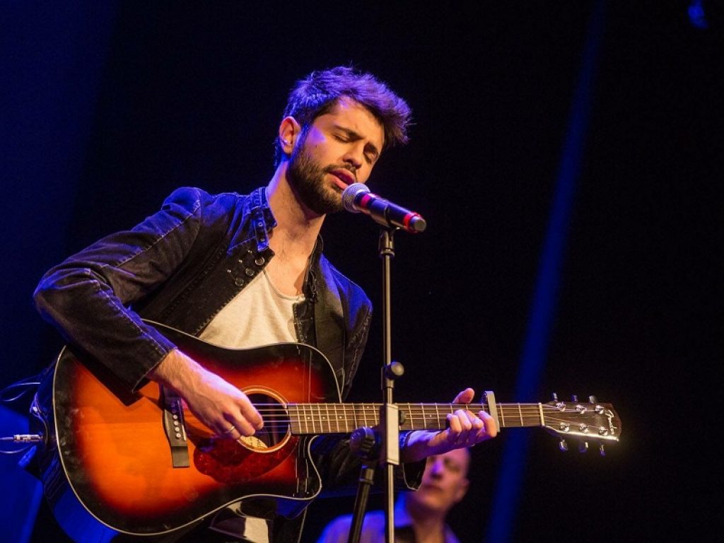 "Le vie del centro"è il titolo del nuovo singolo del cantautore Donato Santoianni, in uscita domani in digital download e in radio a partire da venerdì 17 maggio