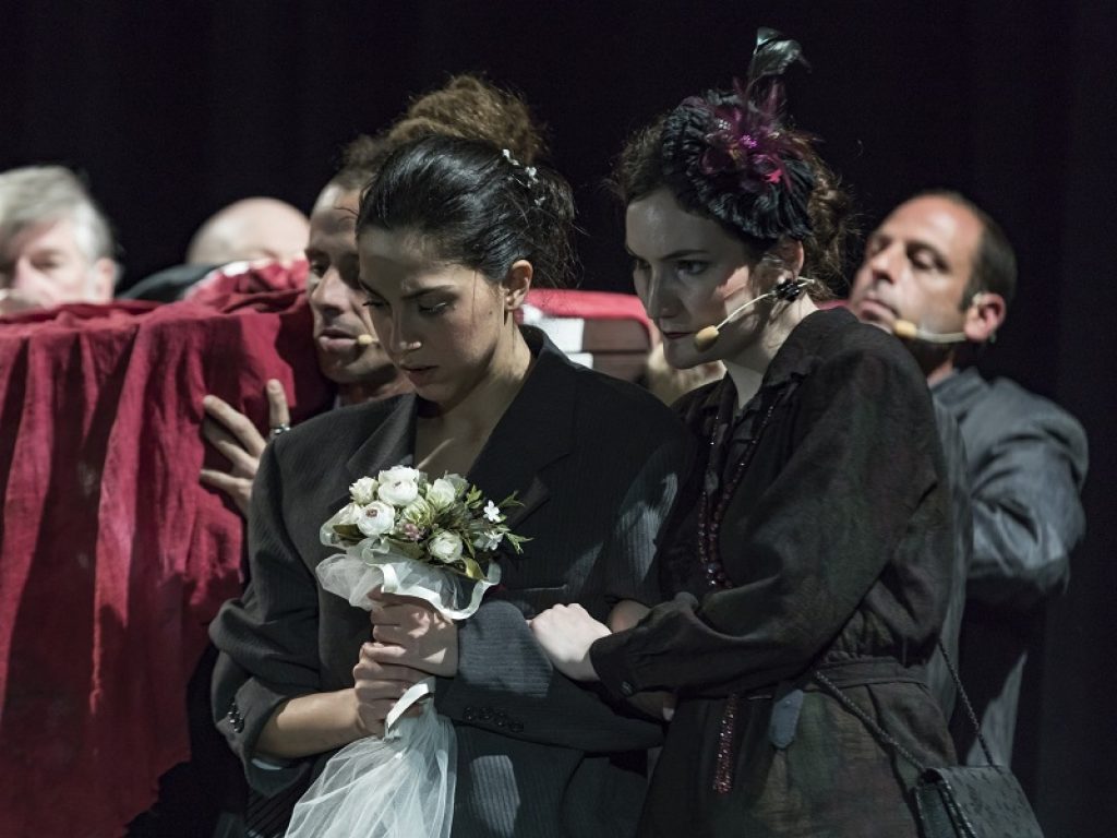 Dal 30 maggio al 2 giugno 2019 al Teatro Lo Spazio di Roma, torna in scena lo spettacolo Famiglia, della drammaturga e regista Valentina Esposito