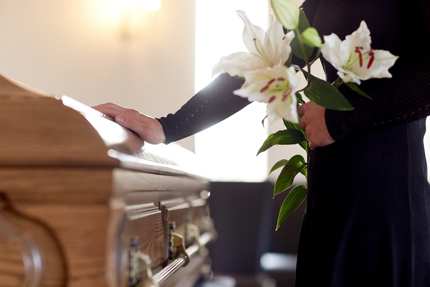 Dalle bare ai servizi funebri costi in aumento per i funerali: per risparmiare sempre più famiglie in Italia scelgono di ricorrere alla cremazione