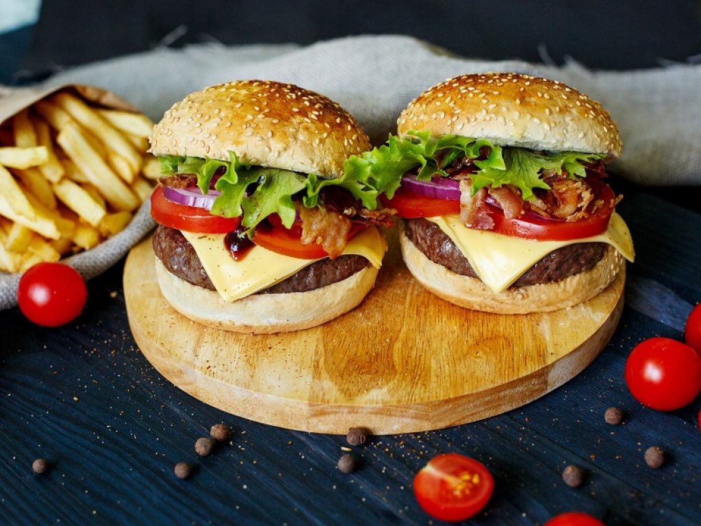 Il 28 maggio si celebra l'Hamburger Day: da piatto fast food a pietanza gourmet, ecco le 10 versioni più particolari offerte dai ristoranti italiani