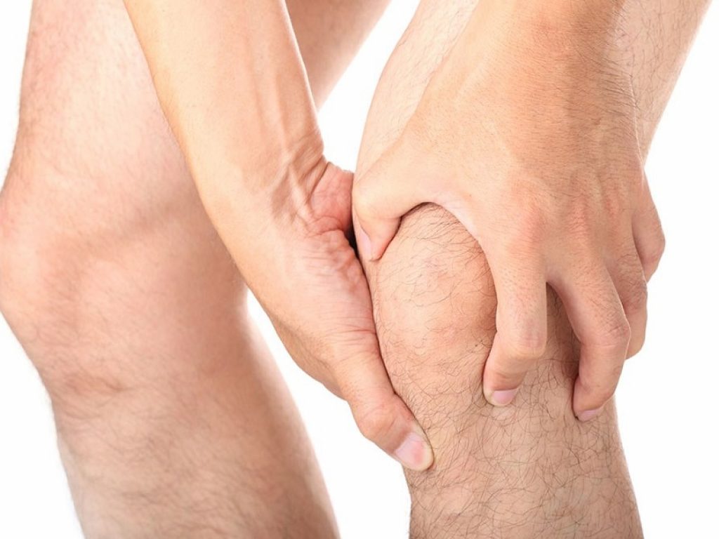 Dolore al ginocchio: dietro qualche fastidio può celarsi un problema più importante che non va sottovalutato, fondamentale intervenire per tempo