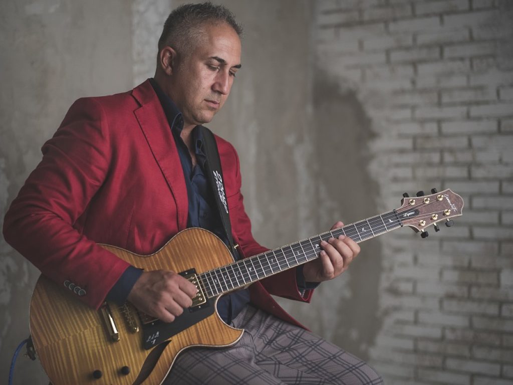 Al FIM di Milano Luca Di Luzio presenta il nuovo album “Globetrotter” prodotto da Jimmy Haslip e ai primi posti nella classifica americana ROOTS MUSIC REPORT