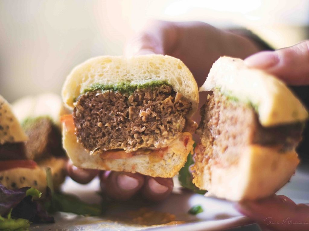 Al Meatball Family di Diego Abatantuono arriva il cibo del Futuro: Miracle Burger è una polpetta con lo stesso sapore e la consistenza della carne di manzo ma 100% vegetale