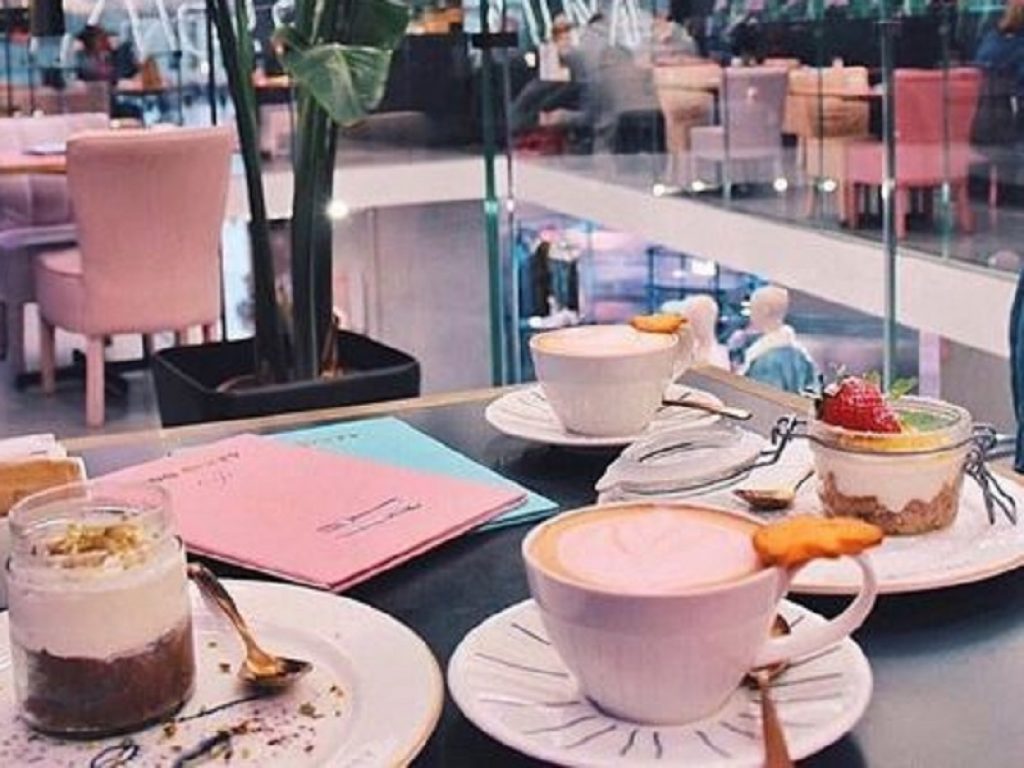 Milano a colori con la classifica dei 5 locali milanesi più instagrammabili. Dal “Miss Sixty Cafè” al “Bar Luce” passando per la “Thai Gallery”