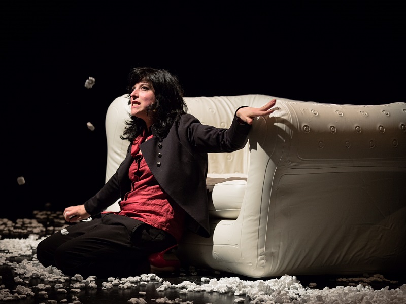 Arriva sul palco dell’Off Off Theatre lo spettacolo Modern Family 1.0, scritto da Giovanna Donini, Virginia Zini e Annagaia Marchioro: appuntamento dal 14 al 19 maggio