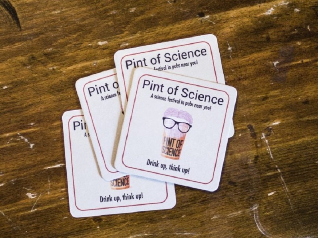 Dal 20 al 22 maggio torna Pint of Science: ricercatori dell'Istituto Nazionale di Fisica Nucleare nei pub tra birra e tematiche scientifiche