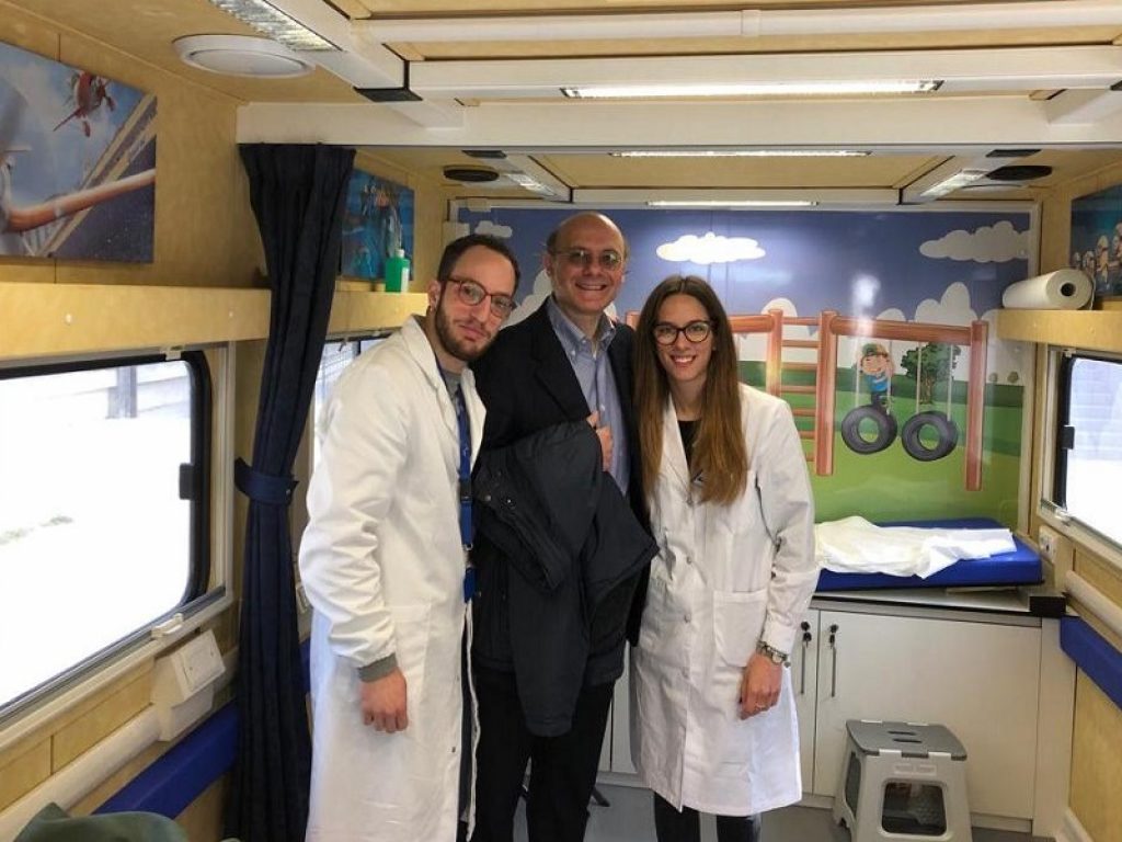 Morte cardiaca improvvisa: con l'Unità mobile della Onlus "La stella di Lorenzo" screening elettrocardiografici nelle scuole primarie di Roma e del Lazio