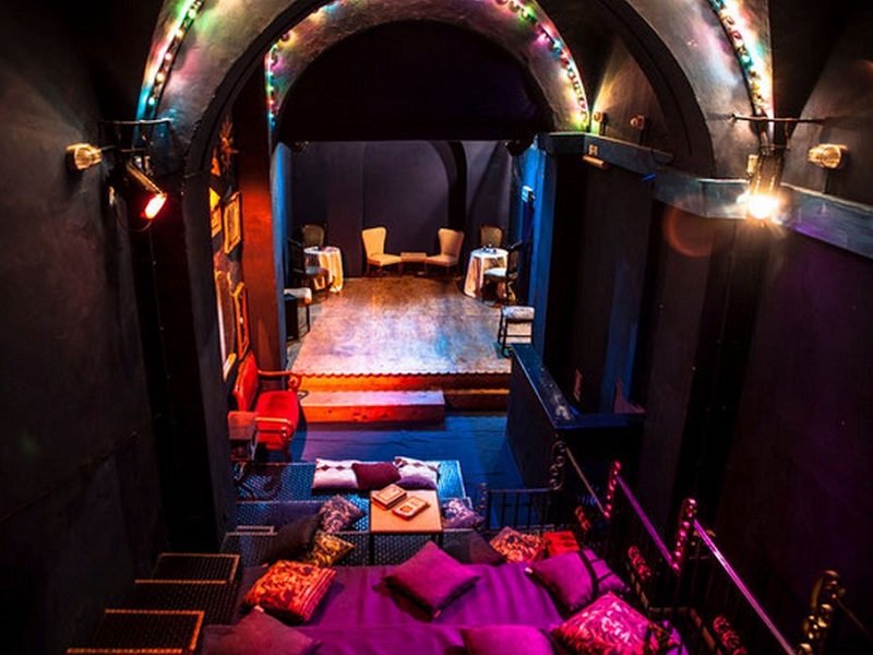 Lo spettacolo  "Les fleurs de l'Acadèmie" in scena sabato 18 dicembre al Teatro Ivelise: sul palco le allieve della burlesquer Lola Lustrini