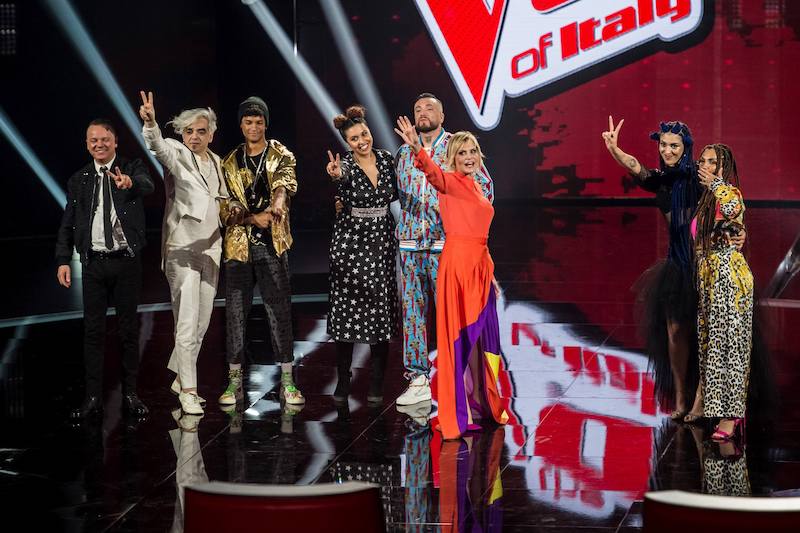 The Voice of Italy 2019, i finalisti (manca Carmen Pierri , minorenne) con i giudici della trasmissione (foto Elena Di Vincenzo)