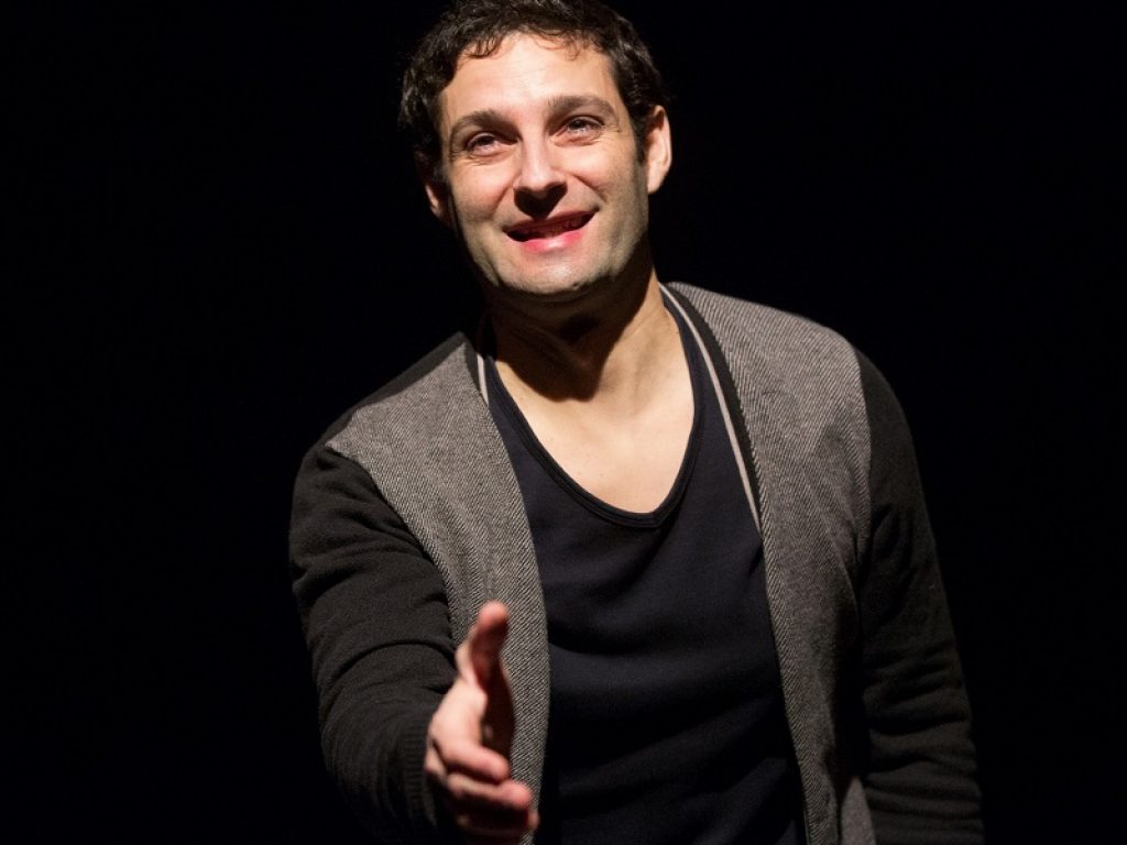 Dal 7 al 12 maggio Tindaro Granata arriva all’Off Off Theatre con lo struggente spettacolo Antropolaroid che racconta di figure familiari, di generazioni, di una terra, la Sicilia, da cui anche allontanarsi