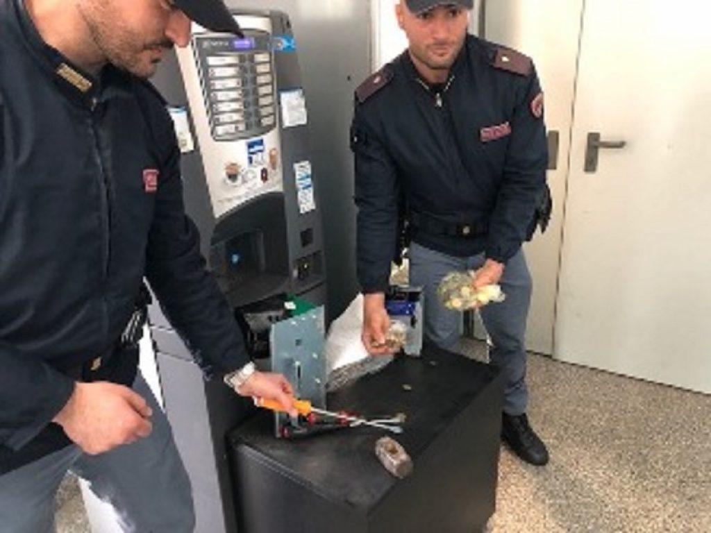 A Reggio Calabria la Polizia ha arrestato un 31enne: è accusato di aver rubato più volte le monete dei distributori automatici di snack e bevande