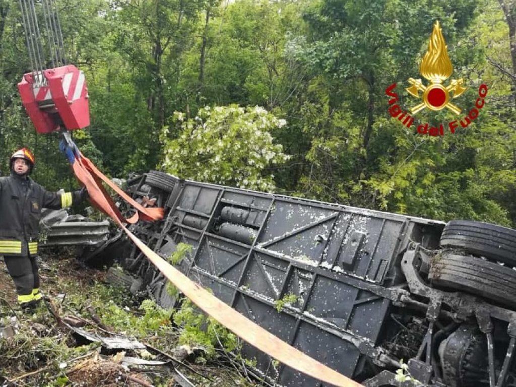 Grave incidente sull'Autopalio tra Monteriggioni e Badesse: un bus di turisti dell'Est Europa diretto a Siena finisce nella scarpata
