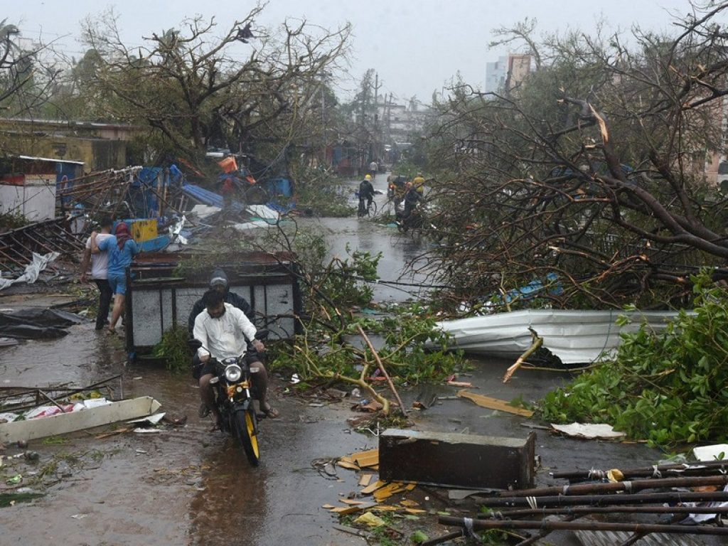 L'India trema per il passaggio del ciclone Fani: già evacuate un milione di persone, altre 28 vivono sul percorso di impatto nell'Odisha