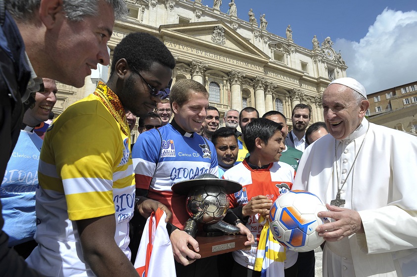 Il 1° giugno la finale della Clericus Cup, Mondiale di calcio vaticano: Papa Francesco oggi ha firmato le maglie del torneo dal tema “Giocare per Credere”