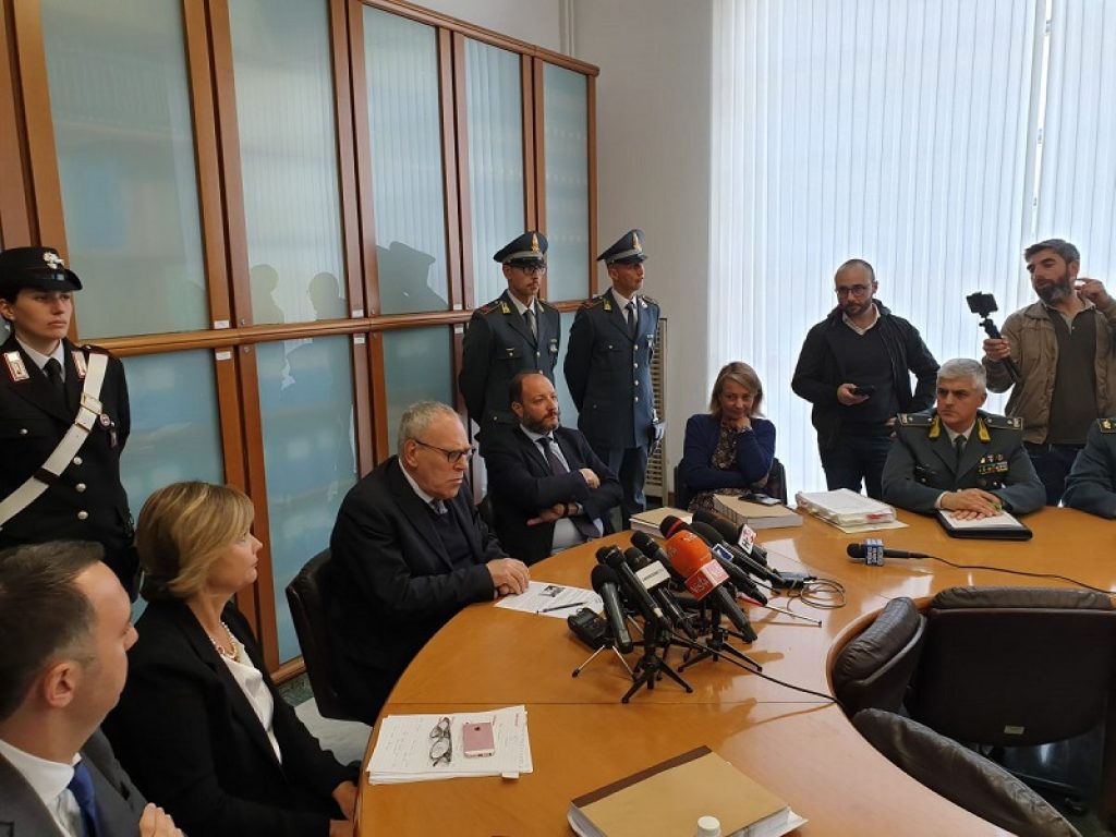 Maxi operazione tra Lombardia e Piemonte: misure cautelari per 43 persone tra cui politici e 95 indagati. La Procura: "Esiste sinergia tra alcune cosche e imprenditori"
