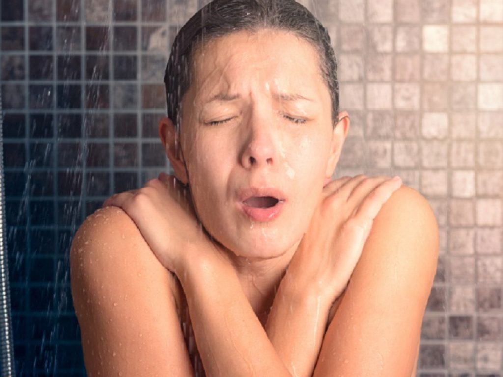 I 5 benefici di una doccia fredda: secondo gli esperti contribuisce a potenziare il sistema immunitario e a sciogliere stress e ansia