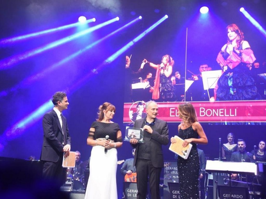 Riconoscimento speciale a Elena Bonelli, la "Voce di Roma", alla prima edizione del Premio Rascel tenutasi al Teatro Brancaccio di Roma