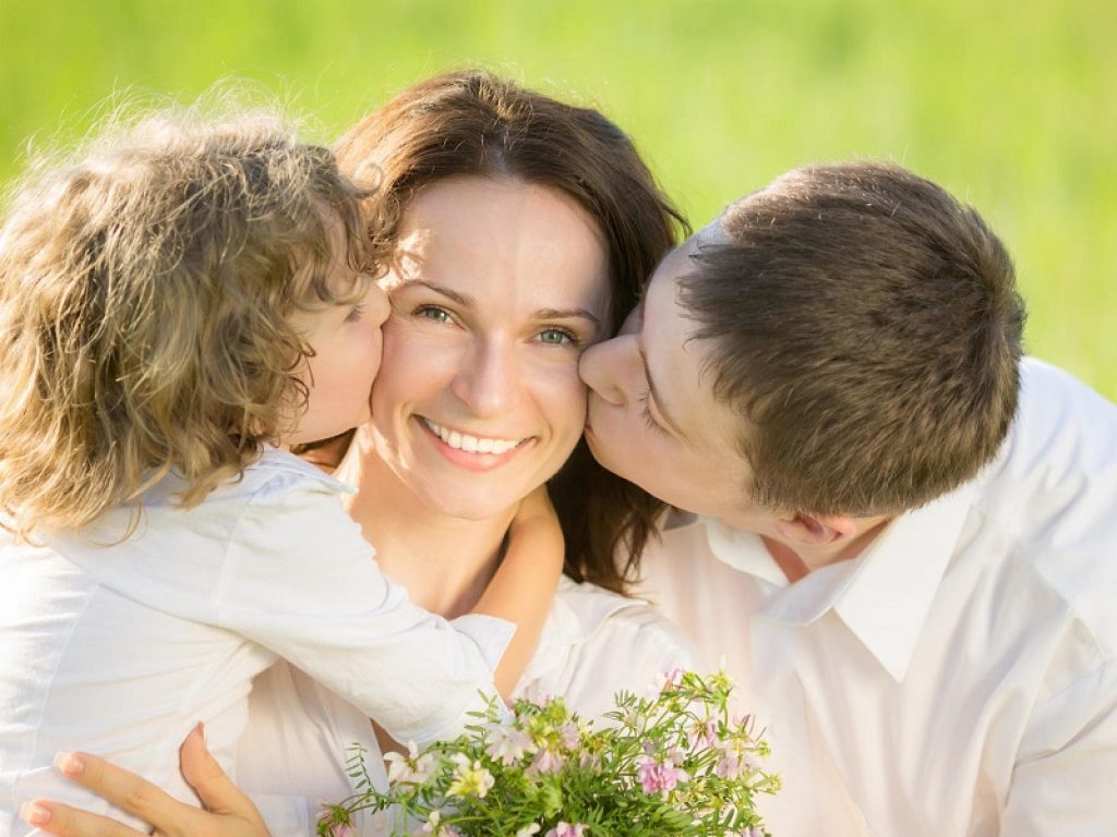 Festa della mamma: il bacio di un figlio, lo confermano anche gli esperti, emoziona più di ogni altra cosa, producendo anche una sensazione di benessere e serenità