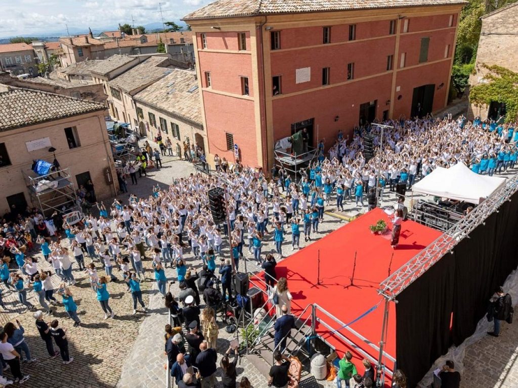 Flash mob con migliaia di studenti a Recanati per i duecento anni de “L’Infinito”. Iniziative in tutta Italia e sui social con hashtag #200infinito. Bussetti: “Leopardi riferimento imprescindibile nella formazione dei nostri giovani”