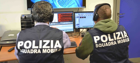 La Polizia di Stato ha arrestato esponenti delle famiglie dei Sinesi-Francavilla di Foggia: sono accusati di estorsione ai danni di commercianti e detenzione di materiale esplodente aggravati dal metodo mafioso