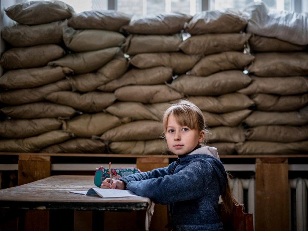Guerra in Ucraina Orientale, l'UNICEF lancia un nuovo allarme: in 5 anni danneggiate o distrutte oltre 750 strutture scolastiche, 172 minori morti o feriti