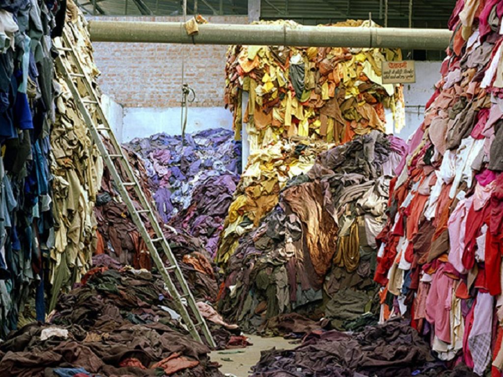 Per lavare i nostri vestiti ogni anno rilasciamo nell’oceano mezzo milione di tonnellate di microfibre: la sostenibilità passa da acquisti consapevoli