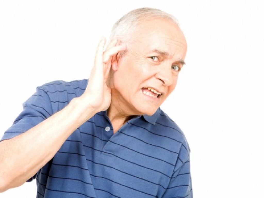 Mascherina e distanze aggravano le difficoltà di chi ha problemi all’udito: l'ipoacusia in Italia colpisce 8 milioni di persone