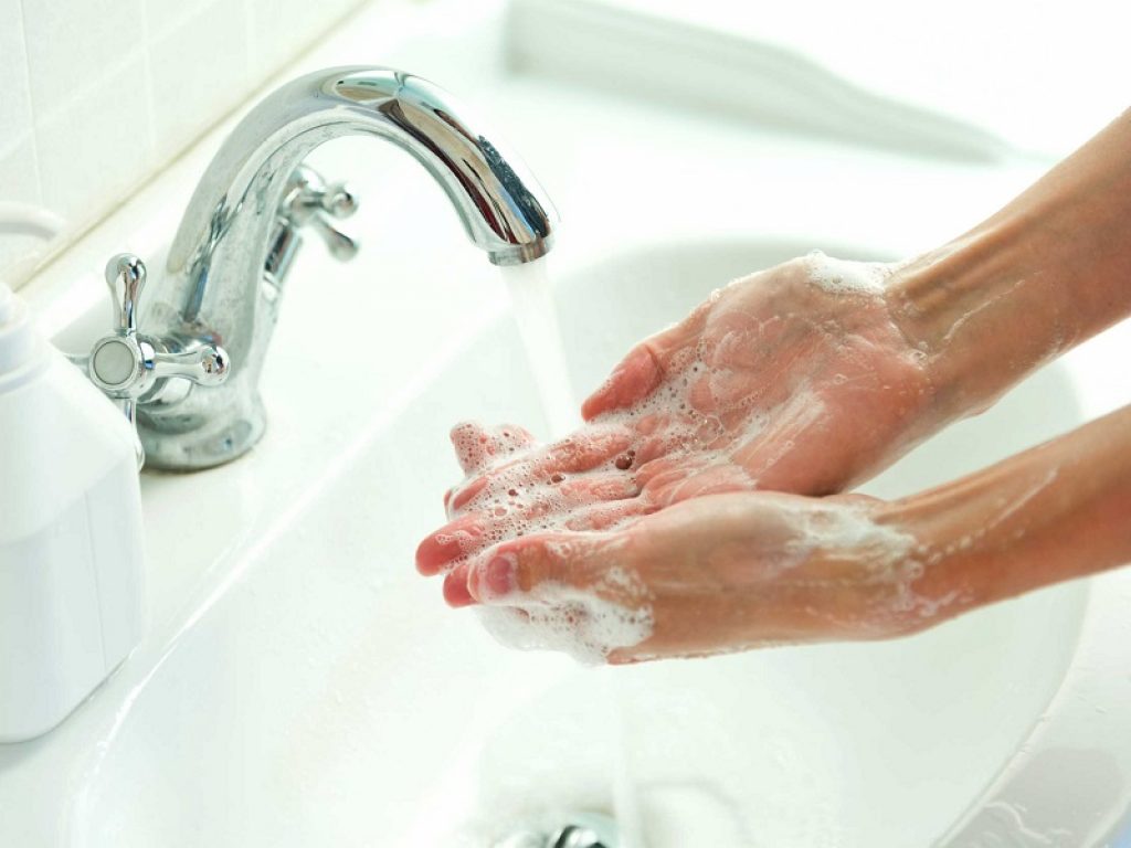 Coronavirus, l'igienista: "Il lavaggio delle mani riduce il contagio a scuola". Lo studio in un campione di scuole dell’infanzia e primarie della Lombardia