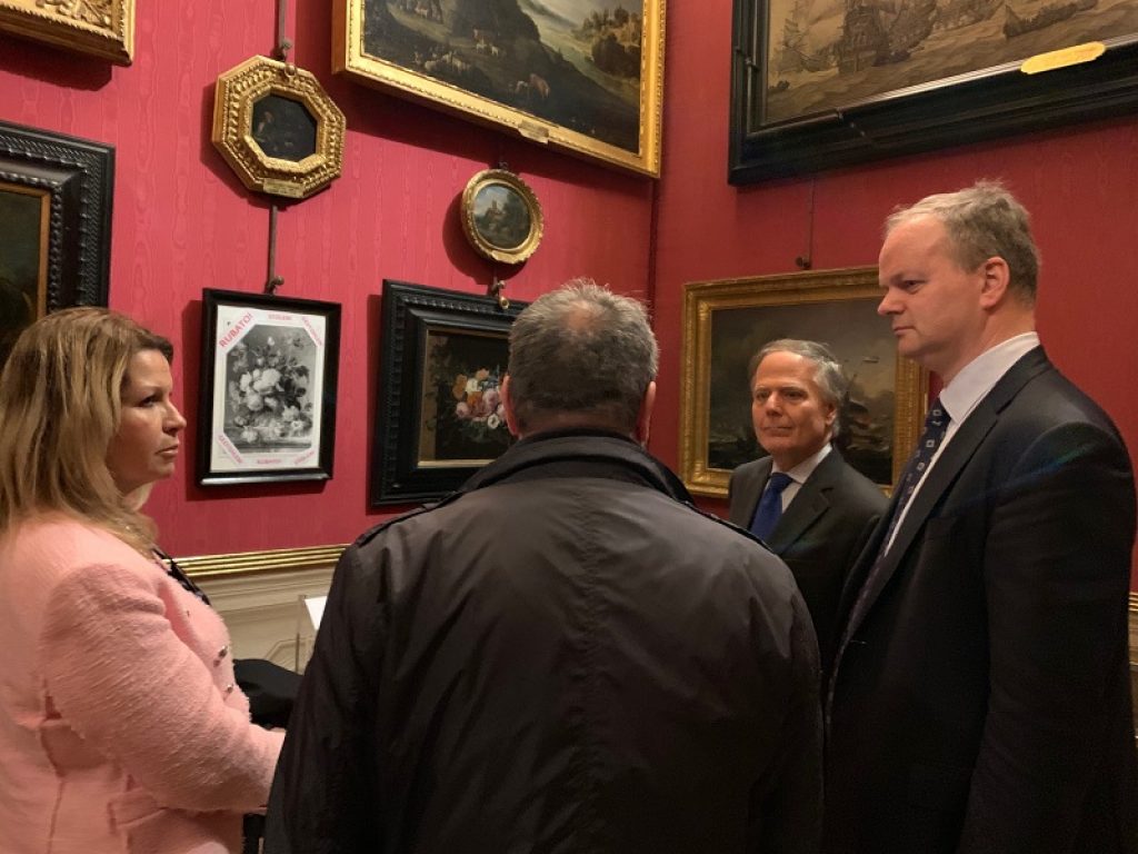 Il ministro degli Affari Esteri Enzo Moavero Milanesi ha visitato Palazzo Pitti a Firenze: tra le tappe del tour la Galleria delle Statue e la Sala dei Putti