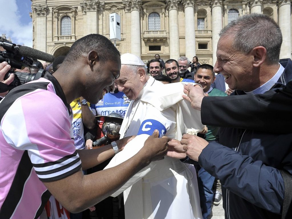 Il 1° giugno la finale della Clericus Cup, Mondiale di calcio vaticano: Papa Francesco oggi ha firmato le maglie del torneo dal tema “Giocare per Credere”