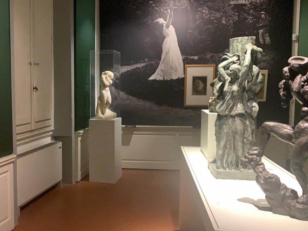 Da Hong Kong in mostra a Villa Bardini la scultura di marmo bianco Ève au rocher di Auguste Rodin, ispirata alla danzatrice Isadora Duncan