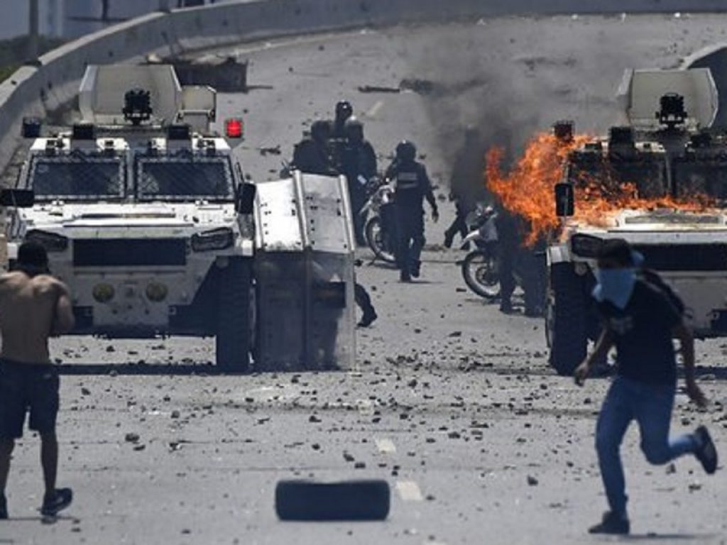 Due morti e oltre quaranta feriti in Venezuela dal 30 aprile. Scontro verbale tra Stati Uniti, che appoggiano Guaidò, e la Russia che si è schierata a fianco di Maduro