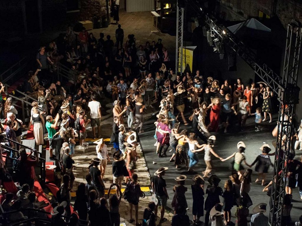Dopo sei anni di storia il futuro del Venice Open Stage è in pericolo. Causa mancanza di fondi, il festival di teatro all’aperto a Venezia rischia di scomparire. Parte la campagna crowdfunding #veniceopensave