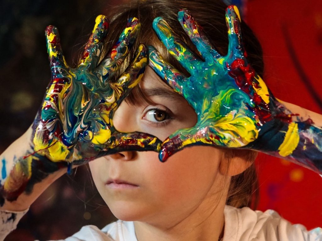 New York, Hong Kong, San Pietroburgo, Miami, Melbourne. Avere dodici anni ed esporre in giro per il mondo: è la storia di Aelita Andre. Per la prima volta a Roma arriva la Pollock del terzo millennio