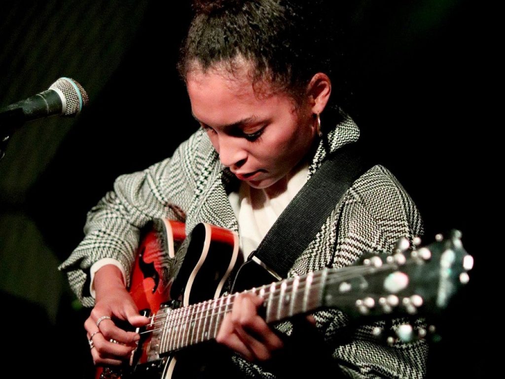 Sans Soucis online con il videoclip del brano "Amami", secondo estratto da "The Lover", album d'esordio della cantautrice e compositrice folk-soul italo-congolese