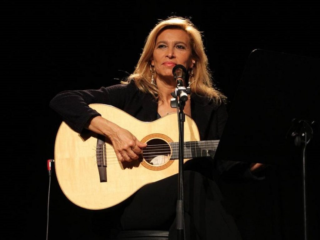 Grazia Di Michele torna con un doppio appuntamento editoriale: un nuovo disco, Sante bambole puttane (EGEA), e un romanzo, il primo, intitolato Apollonia.