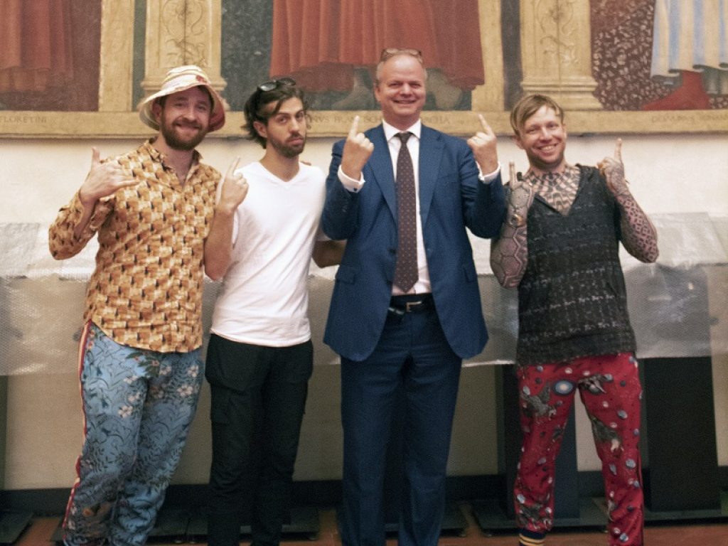 Imagine Dragons in visita agli Uffizi e a Boboli dopo il concerto a Firenze: selfie con il direttore Schmidt all'ombra dei ritratti di Dante, Petrarca e Boccaccio