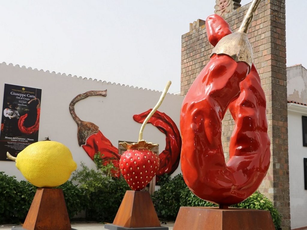 Orti di Grazia: la mostra di Giuseppe Carta con maxi raffigurazioni dei frutti della terra fino al 27 ottobre al villaggio museale del Museo Etnografico di Nuoro