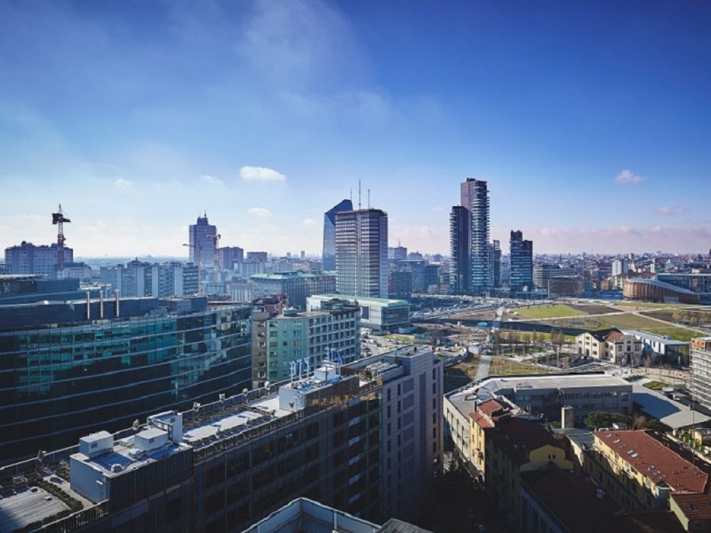 La classifica delle città e delle regioni dove i prezzi degli alberghi sono meno rincarati: a Milano -20,2% e soffrono tutte le città d'arte