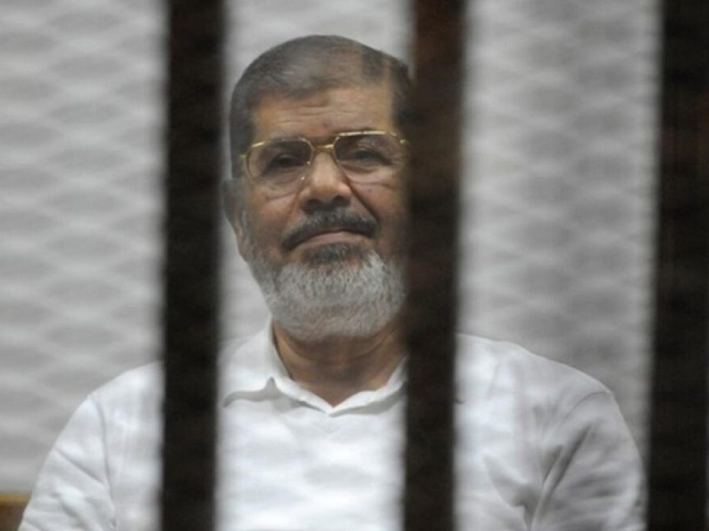 Morto l’ex presidente egiziano Mohamed Morsi: malore nell’aula di tribunale, i legali puntano il dito su cure insufficienti in carcere