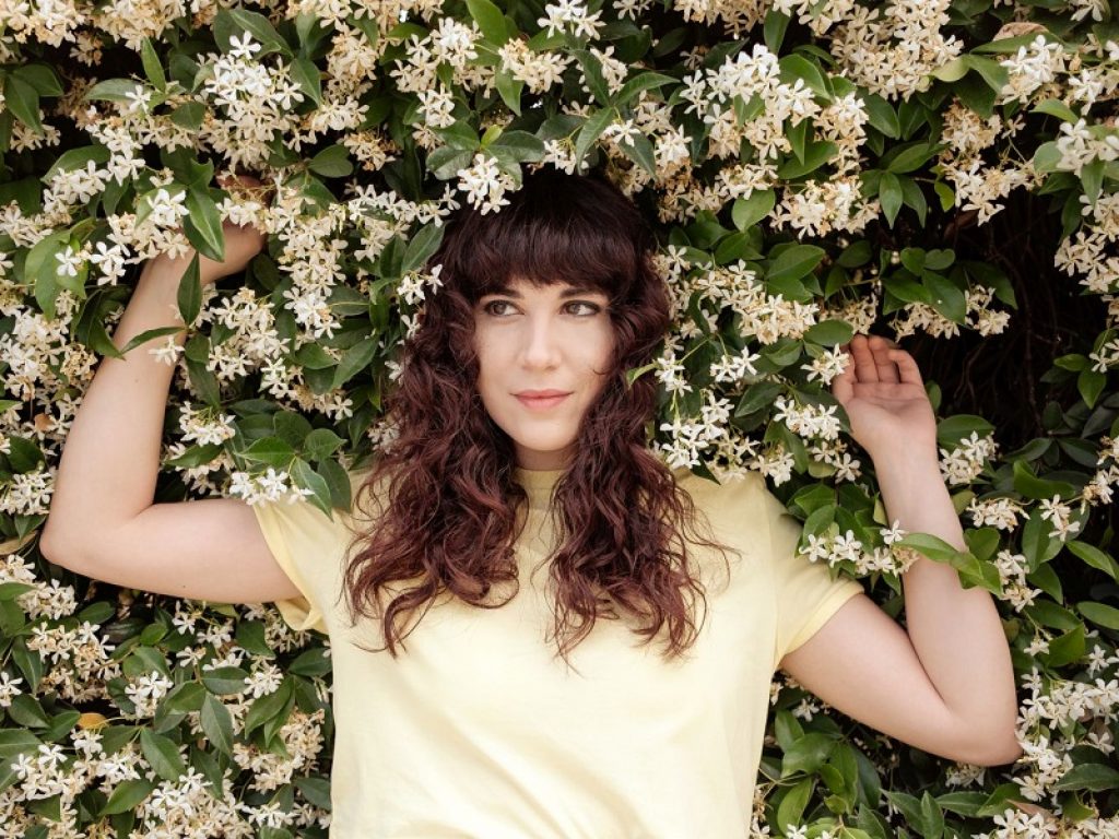 "Bisogni primari" è il secondo singolo della cantautrice siciliana Roberta de Gaetano, in rotazione radiofonica e disponibile negli store digitali a partire dal 14 giugno