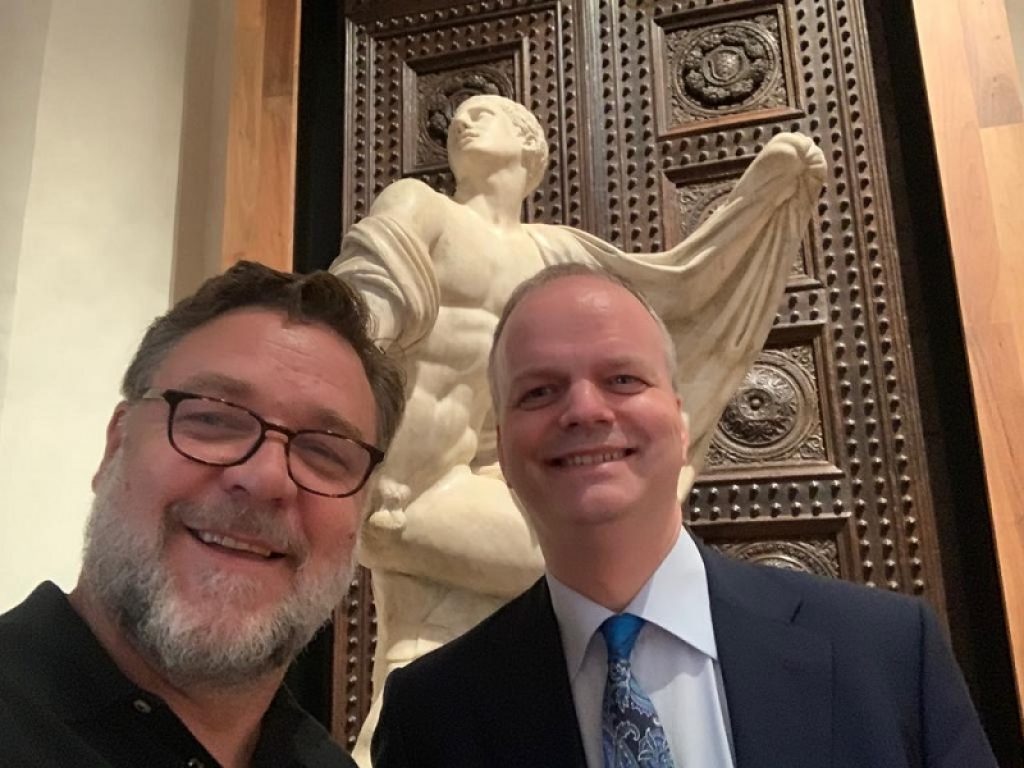 L'attore Russell Crowe oggi in visita agli Uffizi: il premio Oscar alla scoperta delle antichità romane del museo poi selfie con il direttore Schmidt