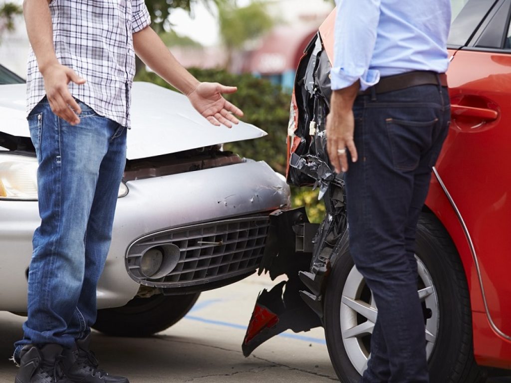 Meno della metà dei testimoni di un incidente stradale lascia i propri dati: più solidarietà se ci sono i feriti e con gli utenti deboli della strada