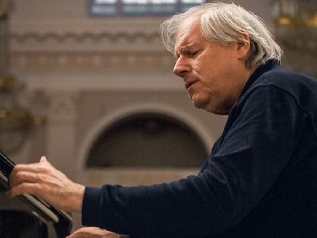 Il maestro Grigory Sokolov al teatro del Maggio Fiorentino venerdì 7 giugno con un recital dedicato alle profondità compositore di Brahms e Beethoven