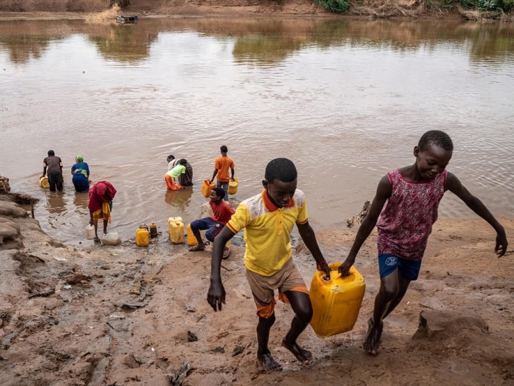 Nuovo rapporto UNICEF-OMS: 1 persona su 3 nel mondo non ha accesso ad acqua sicura da bere e servizi igienici di base