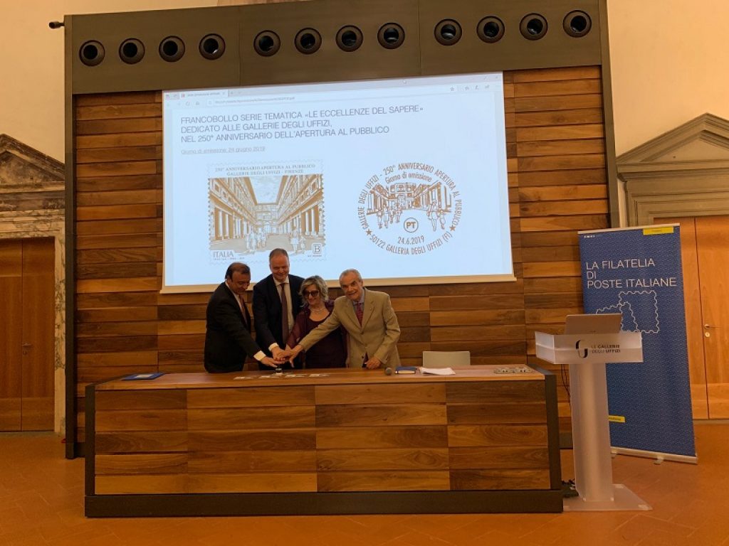 Uno speciale francobollo, che racchiude il loggiato Vasariano e lo anima di figure, emesso  in occasione dei 250 anni di apertura al pubblico degli Uffizi