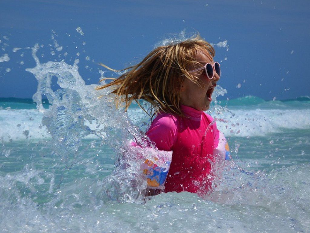 Bambini al sole, il dermatologo: "Fa bene ma bisogna prediligere la protezione 50+ con fattore fisico e non esporre i piccoli dalle 11 alle 16