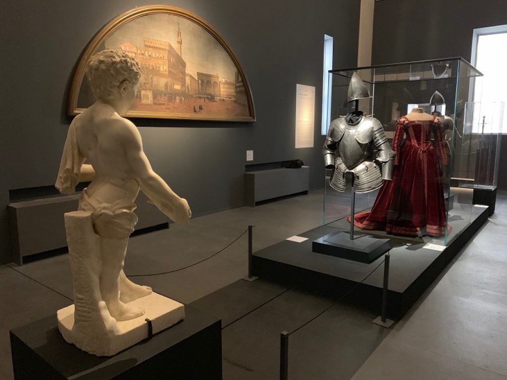 Inaugurata agli Uffizi la mostra Cento lanzi per il Principe. Sarà visitabile nelle Sale di Levante della Galleria fino al 29 settembre. Esposti dipinti, incisioni, abiti e l’armatura dello stesso Principe dei Medici