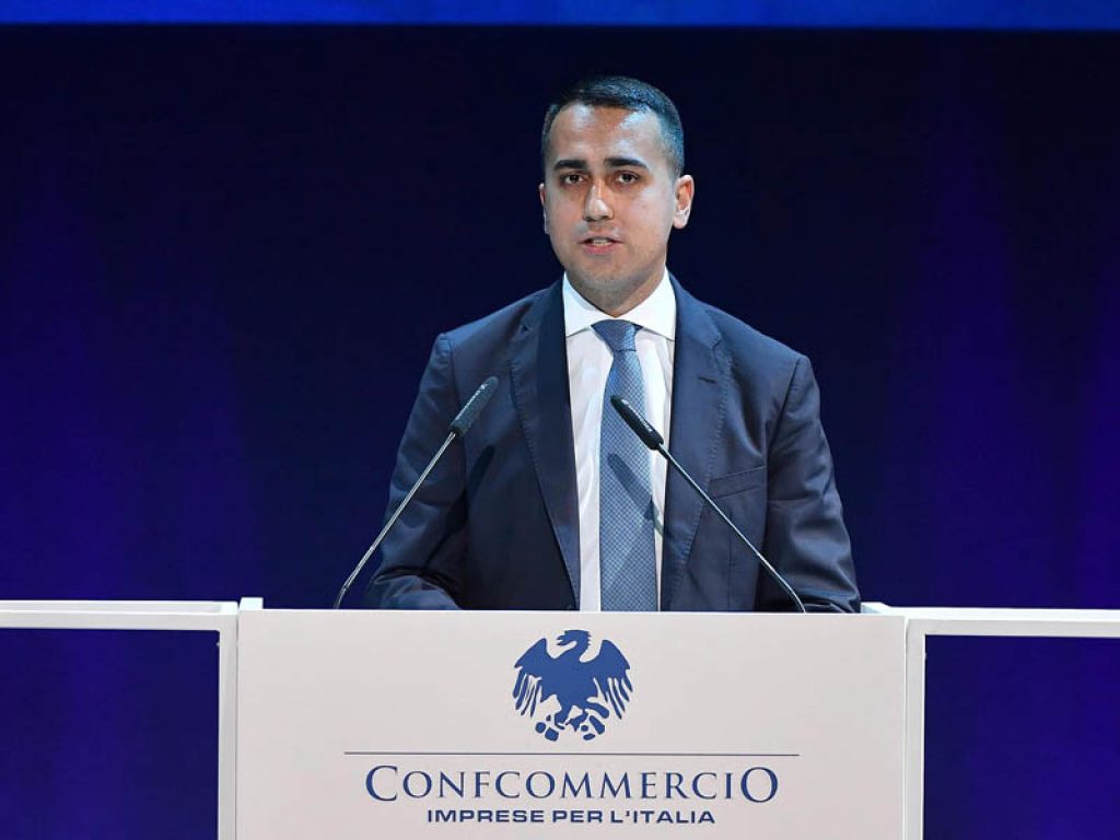 Di Maio al Pd: "Il taglio dei parlamentari è la prima prova dell'intesa". Il leader pentastellato risponde anche a Di Battista